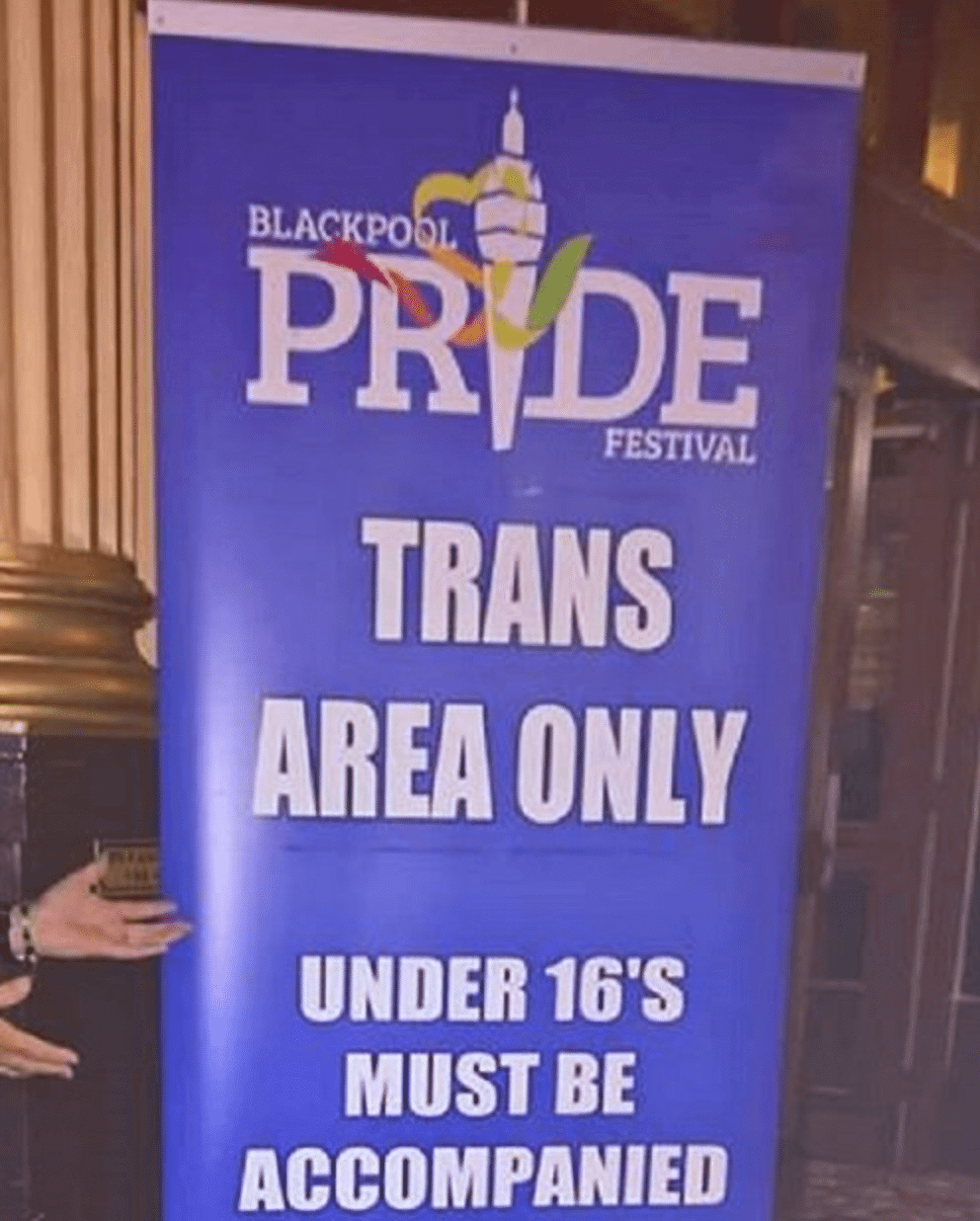 Il Pride dove le persone trans finiscono in un’area vietata ai minori: succede a Blackpool - Schermata 2017 06 16 alle 12.56.16 - Gay.it