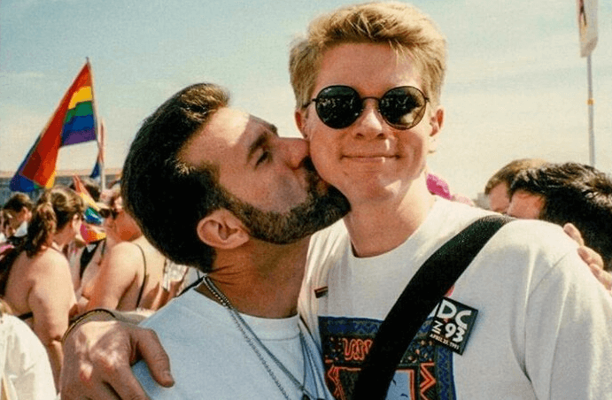 L'amore gay non dura? Questa coppia gay ha ricreato una foto del Pride del 1993 - Schermata 2017 06 22 alle 15.00.12 - Gay.it