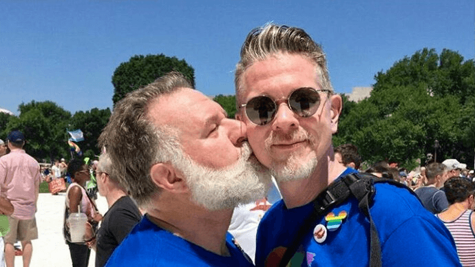 L'amore gay non dura? Questa coppia gay ha ricreato una foto del Pride del 1993 - Schermata 2017 06 22 alle 15.00.24 - Gay.it