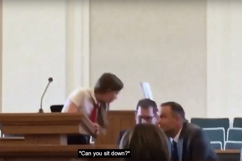 Ragazza fa coming out in una chiesa mormone, le spengono il microfono