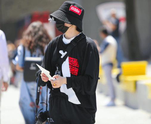 Street style ed altre piaghe social: vestirsi male va di moda? - Screen Shot 2017 06 15 at 19.57.01 - Gay.it