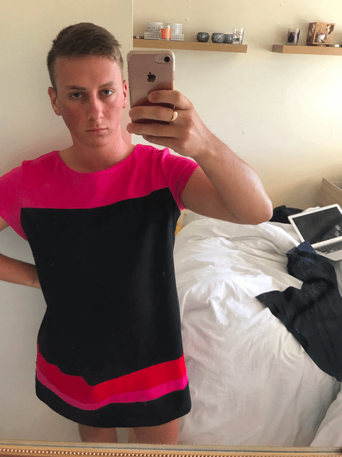 Cacciato dal lavoro perché indossa i pantaloncini, ci torna in gonna - Screen Shot 2017 06 21 at 17.44.53 - Gay.it