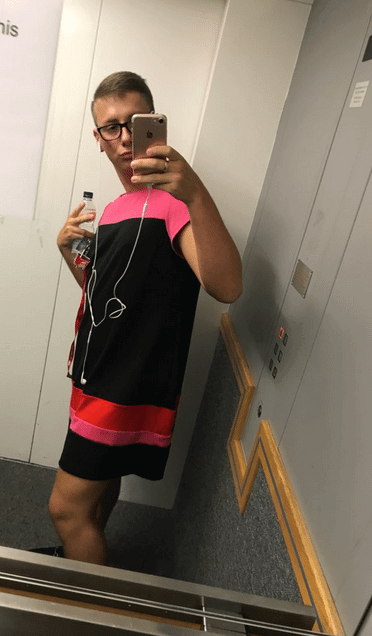 Cacciato dal lavoro perché indossa i pantaloncini, ci torna in gonna - Screen Shot 2017 06 21 at 17.45.03 - Gay.it