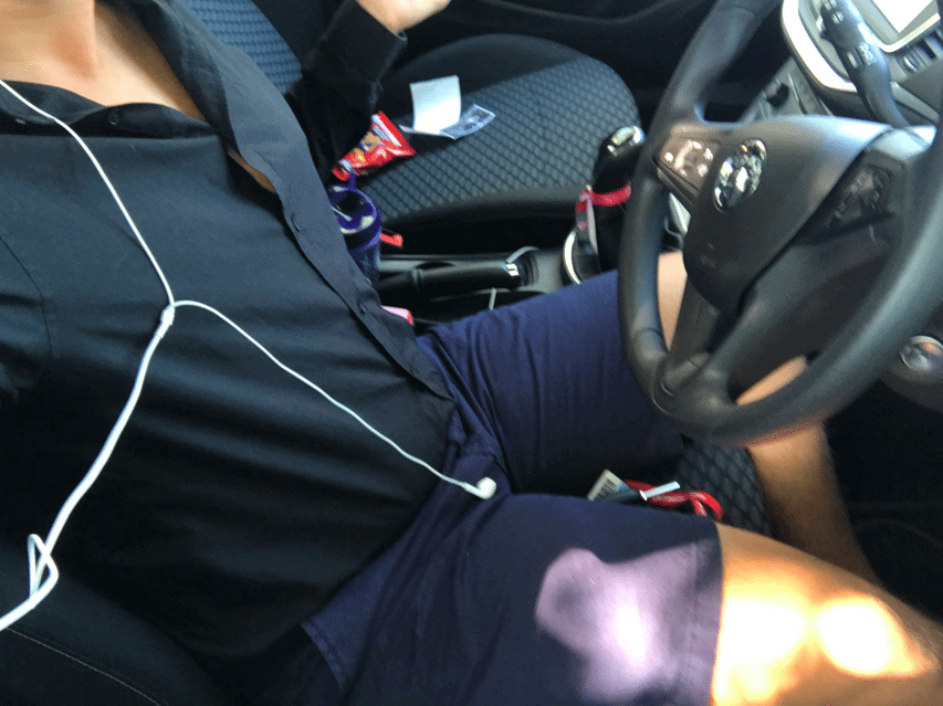 Cacciato dal lavoro perché indossa i pantaloncini, ci torna in gonna - Screen Shot 2017 06 21 at 17.45.15 - Gay.it
