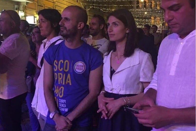 Virginia Raggi alla gay street di Roma: ‘buona vita’ – video