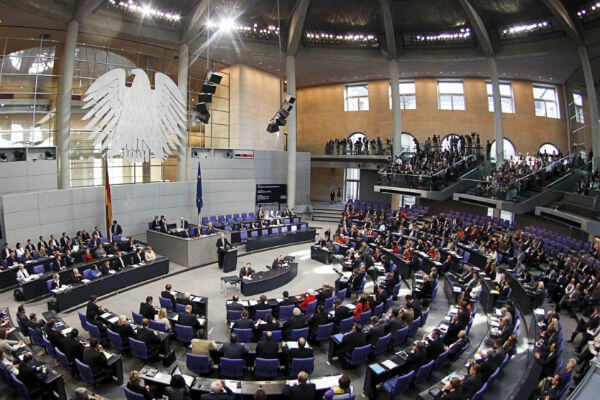 Germania: sì del Parlamento al risarcimento di 5000 gay vittime delle leggi naziste - bundestag 1 - Gay.it