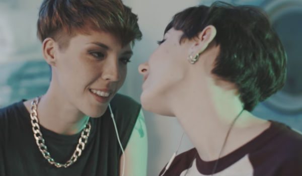 Ermal Meta, nel nuovo video Ragazza Paradiso celebra l'amore LGBT - ermal meta 1 - Gay.it