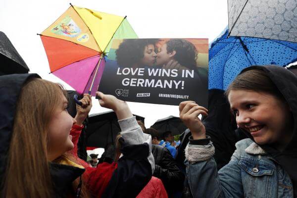 Germania, matrimoni e adozioni gay in quattro giorni: il confronto impietoso con l'Italia - germania 1 1 - Gay.it