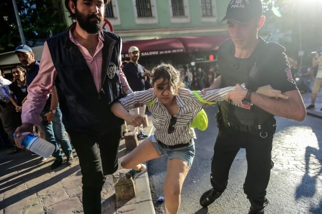 Repressione al Pride di Istanbul: arresti e proiettili di gomma contro i manifestanti - image 3 - Gay.it
