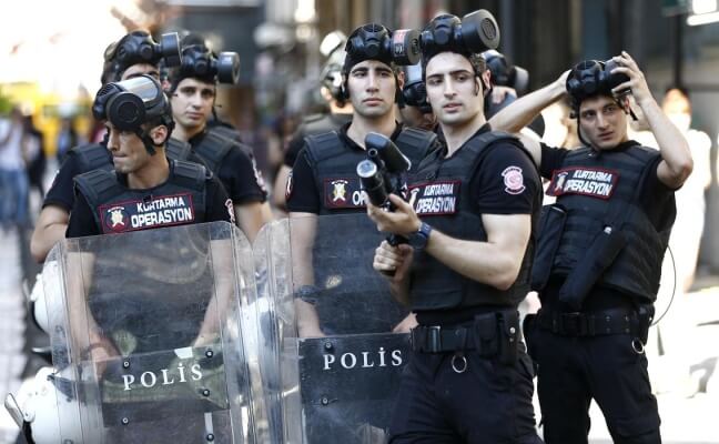 Repressione al Pride di Istanbul: arresti e proiettili di gomma contro i manifestanti - image 5 - Gay.it