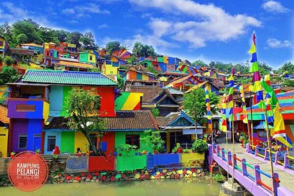 Indonesia, spopolano i villaggi arcobaleno: turisti (e Instagram) ringraziano - indonesia 2 - Gay.it