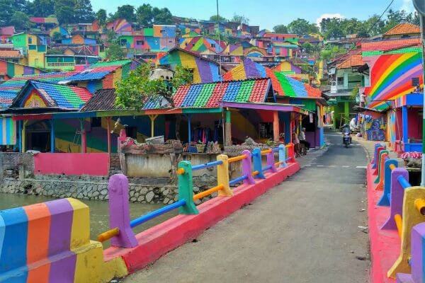 Indonesia, spopolano i villaggi arcobaleno: turisti (e Instagram) ringraziano - indonesia 3 - Gay.it