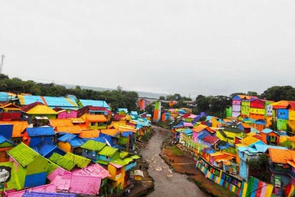 Indonesia, spopolano i villaggi arcobaleno: turisti (e Instagram) ringraziano - indonesia 4 - Gay.it