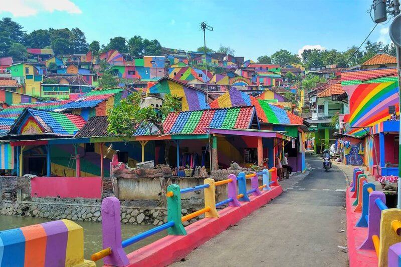 Indonesia, spopolano i villaggi arcobaleno: turisti (e Instagram) ringraziano