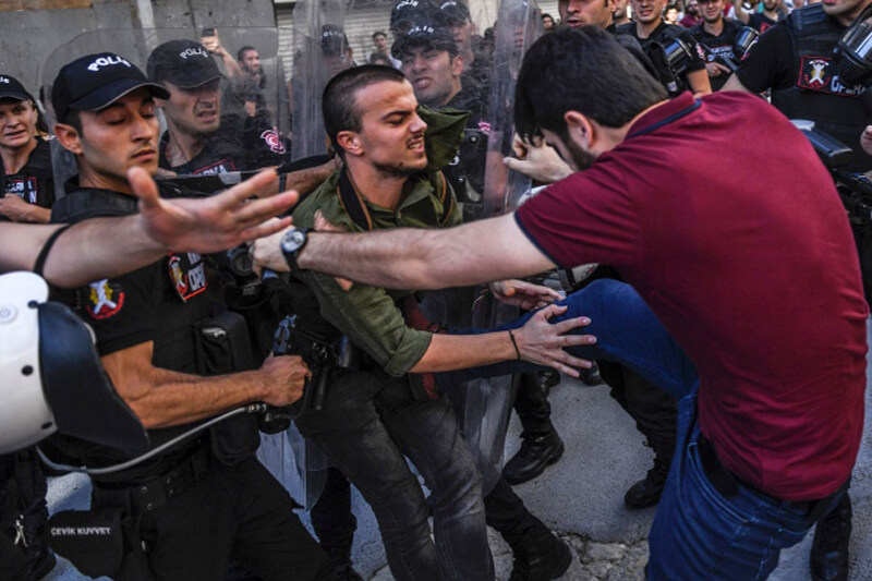 La repressione della polizia al Pride di Istanbul, vietato dal 2015.