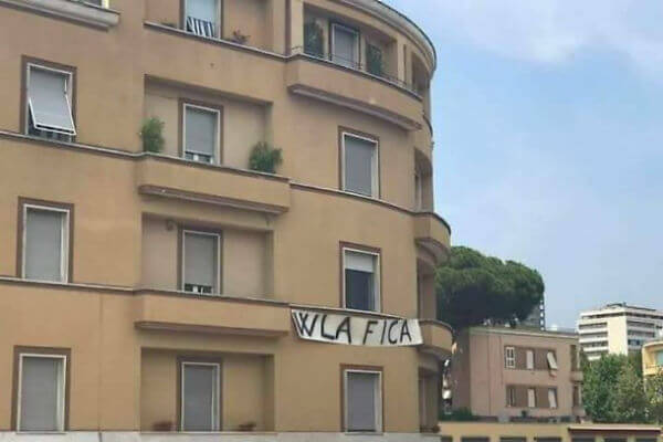 L'autore dello striscione "W la f*ca" ha spiegato il suo gesto: "Lo rifarei, il Pride è osceno" - latina pride 1 - Gay.it