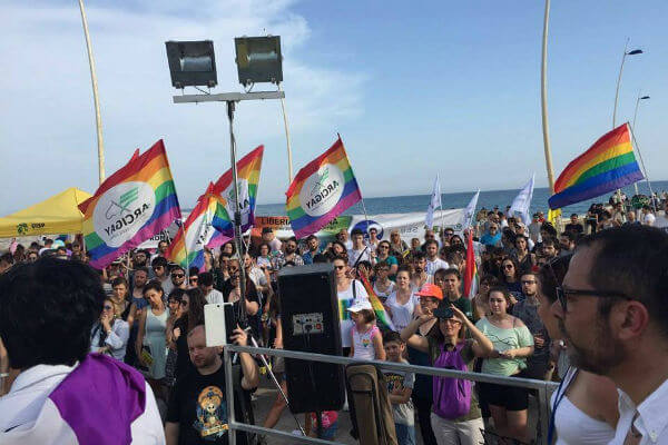 L'autore dello striscione "W la f*ca" ha spiegato il suo gesto: "Lo rifarei, il Pride è osceno" - latina pride 2 - Gay.it