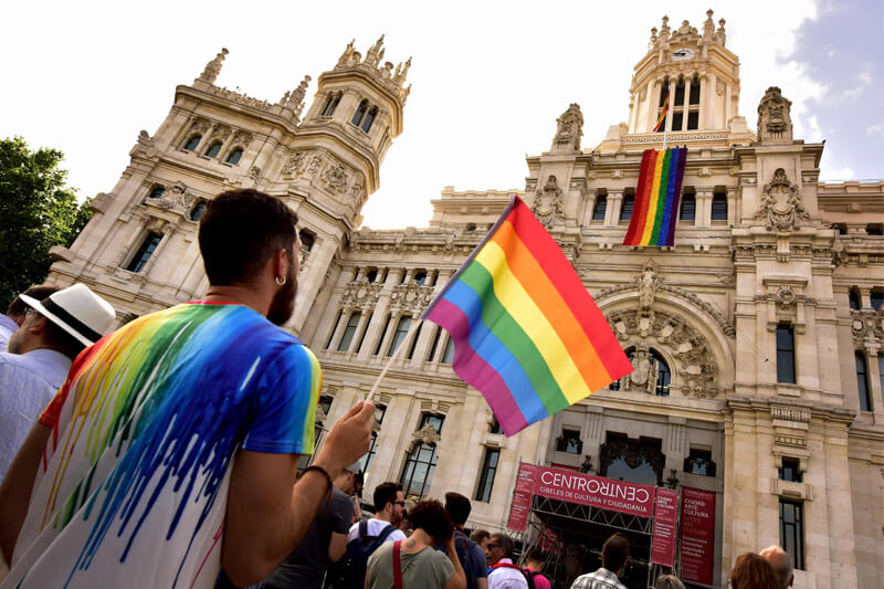 Madrid: enorme bandiera rainbow sul municipio in vista del World Pride