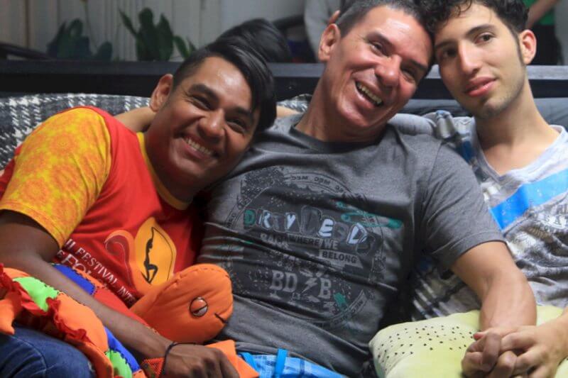 Colombia, il poliamore è realtà: ecco il primo matrimonio tra tre uomini - poliamore - Gay.it