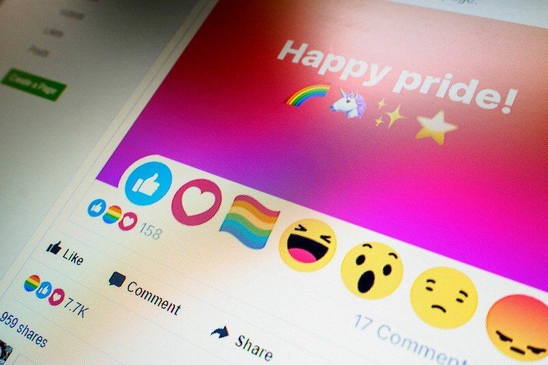 Pride reaction: l'articolo da postare ai vostri amici che non l'hanno ancora attivata - pride flag facebook web - Gay.it