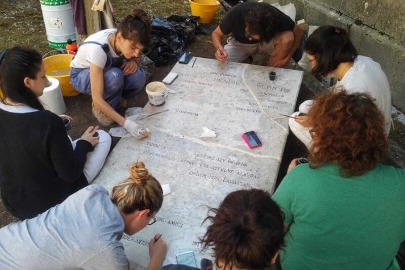 L’Aquila: coppia gay finanzia il restauro della tomba di Ulrichs, pioniere LGBT morto in esilio
