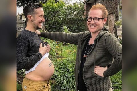 Uomo transgender celebra col compagno la sua gravidanza - trans - Gay.it