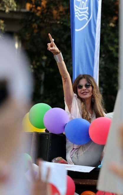 Alba Parietti: "Oggi lotto per le trans, le più discriminate dalla società" - 201315135 e3fdbcae 68b6 4184 9b28 316d239e838c 2 - Gay.it