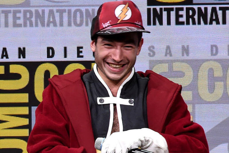 Basta attori macho per i supereroi: Ezra Miller bacia un fan al Comic-con