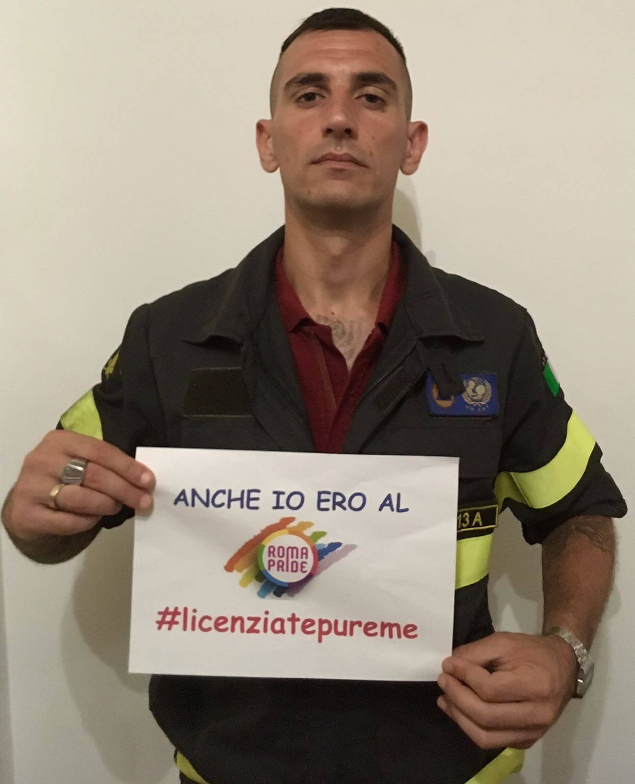 #Licenziatepureme: la campagna in difesa del pompiere al Pride di Roma - IMG 20170712 WA0001 - Gay.it