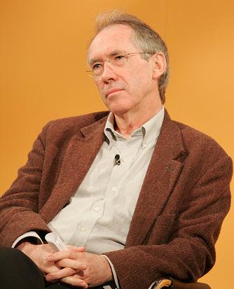 Lo scrittore Ian McEwan premiato col Bottari Lattes Grinzane: “Una trans col pene è un uomo” - Ian McEwan 4 - Gay.it