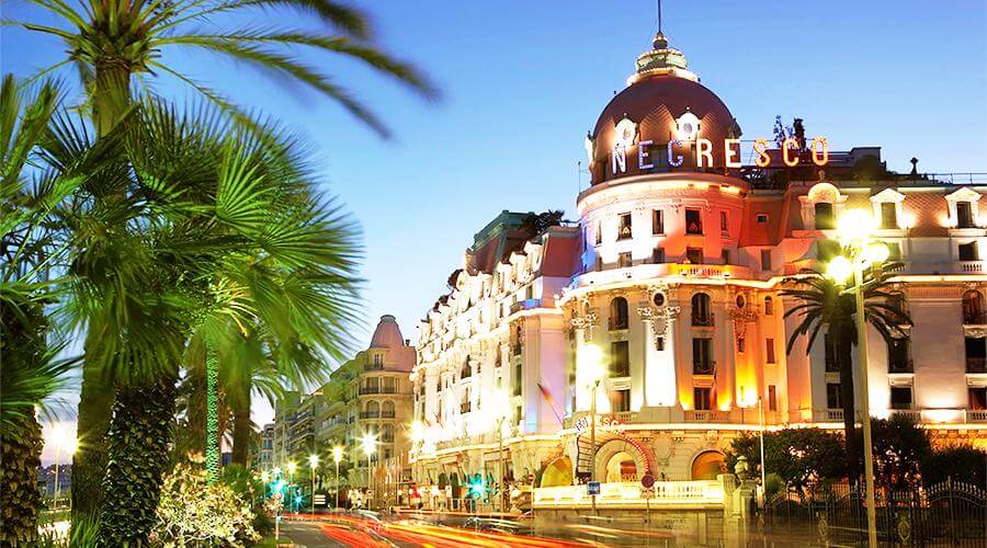 Nizza si tinge d’arcobaleno per il weekend del 14 luglio - Promenade des Anglais Hotel Negresco - Gay.it