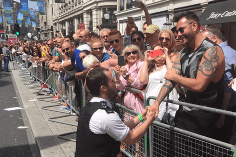 Il poliziotto gay e la proposta di matrimonio al Pride: “Mi hanno sommerso d’odio, per questo i cortei LGBT sono importanti”
