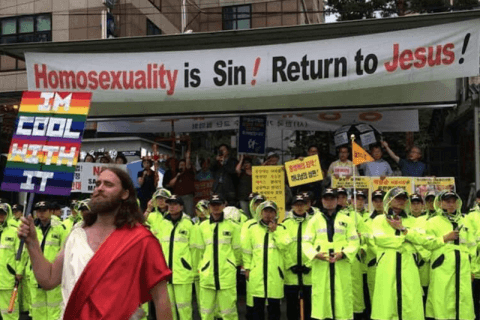 Seul Pride, l'apparizione di "Gesù" blasta gli omofobi - Schermata 2017 07 18 alle 00.16.11 - Gay.it