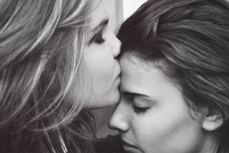 Carpineto Romano, coppia di ragazze cacciate da un bar per un bacio - bacio 1 - Gay.it