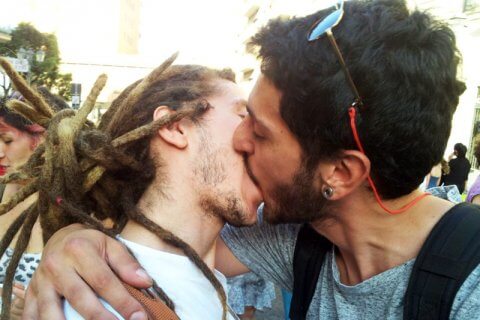 Matrimoni e adozioni gay, il Corriere dà voce ai giovani italiani: ecco le loro risposte - bacio - Gay.it