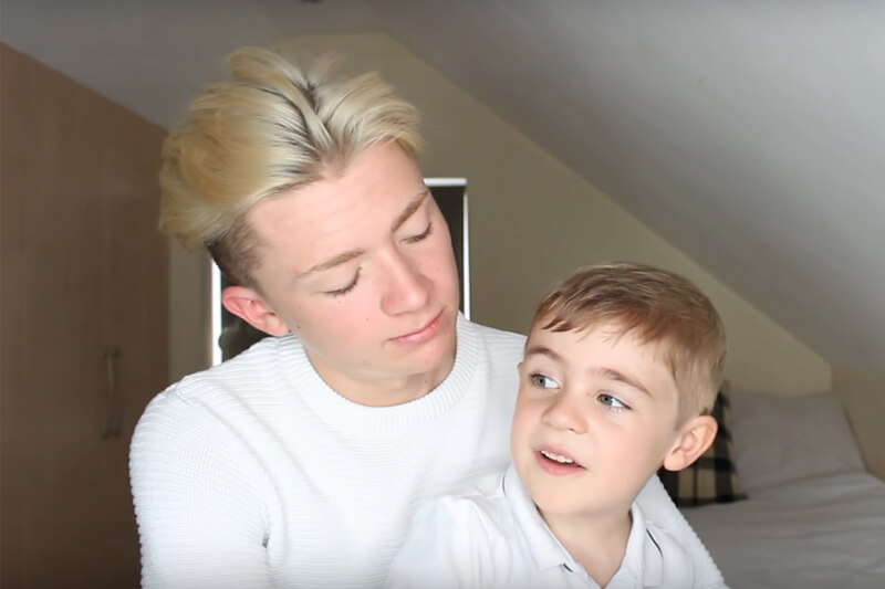 Fa coming out con il fratellino di 5 anni: la reazione è super