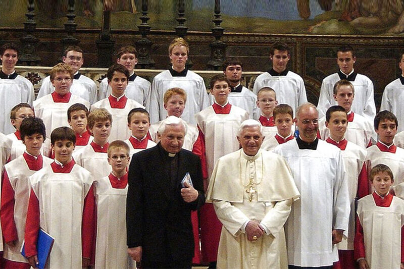 Abusi su 547 bambini del coro di Ratisbona diretto dal fratello di Ratzinger