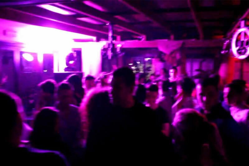 Catanzaro: due ragazzi gay allontanati dalla discoteca dopo un bacio