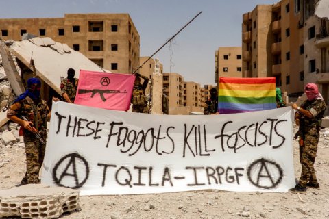 "Questi fr*ci ammazzano i fascisti": i guerriglieri LGBT anti-ISIS - gay anti isis thumb - Gay.it
