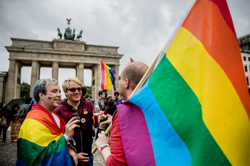 Matrimoni gay in Germania: i sei parlamentari musulmani hanno votato sì - germania - Gay.it
