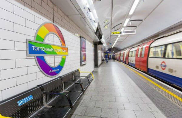 Londra, svolta genderless in metro: "Hello everyone" al posto di "Ladies and gentlemen" - londra metro 1 - Gay.it