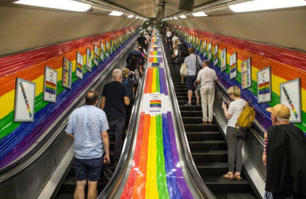 Londra, svolta genderless in metro: "Hello everyone" al posto di "Ladies and gentlemen" - londra metro 2 - Gay.it