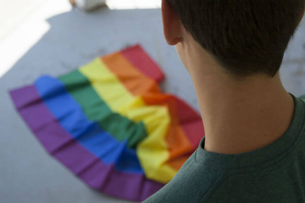 Insegnante perde il lavoro dopo il coming out: "Liquidato con un grazie" - maestro bisessuale 3 - Gay.it