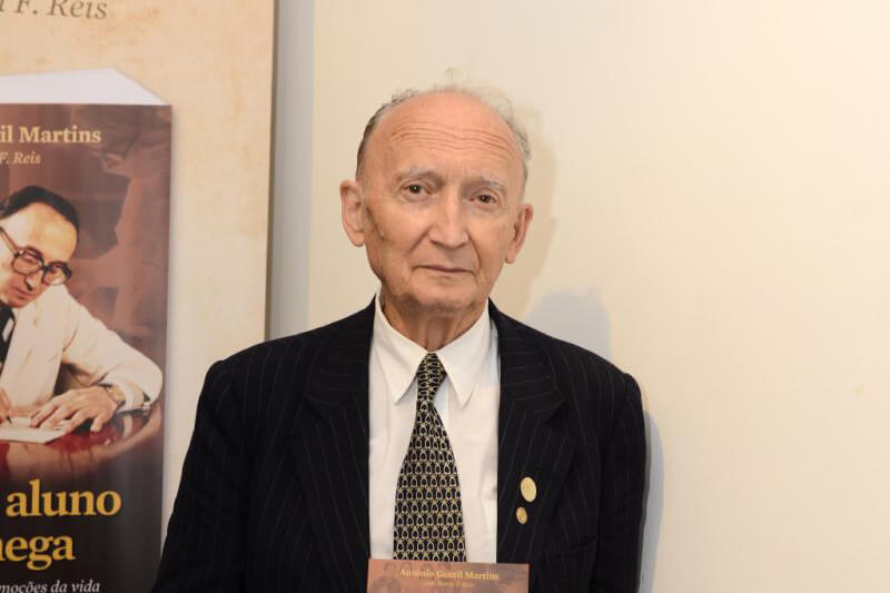 L’ex presidente dell’Ordine dei medici del Portogallo: “I gay sono malati, come autolesionisti, sadici e masochisti”