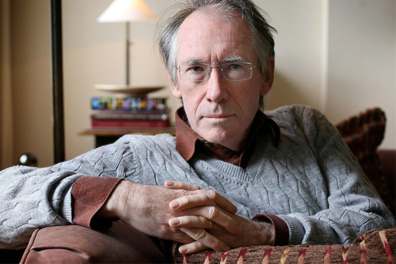 Lo scrittore Ian McEwan premiato col Bottari Lattes Grinzane: “Una trans col pene è un uomo”