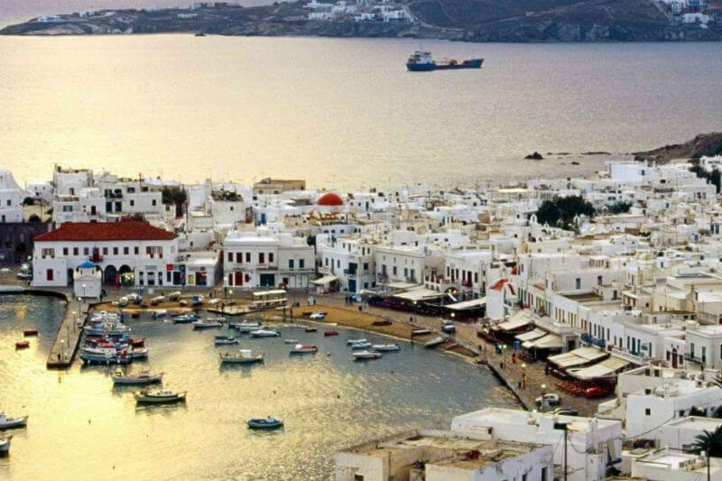 Mykonos, perla delle Cicladi, tra mondanità e spiagge incontaminate