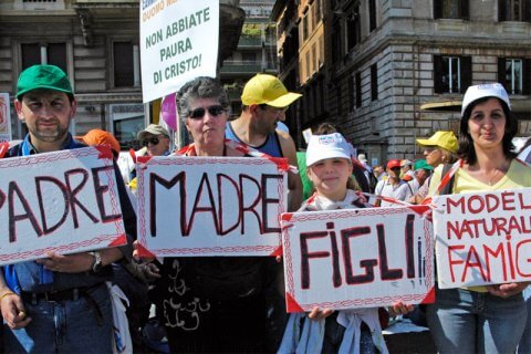 Un italiano su quattro pensa che l'omosessualità sia una malattia - omofobia 1 - Gay.it