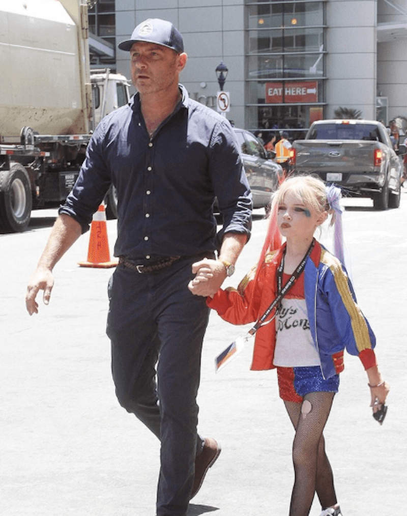 Liev Schreiber appoggia il figlio vestito da Harley Quinn: un costume grandioso - pic 3 - Gay.it