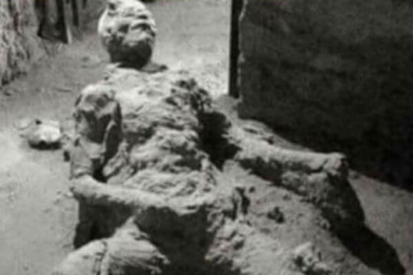 Pompei, un uomo si masturbava durante l'eruzione? L'immagine è virale - pompei 1 - Gay.it