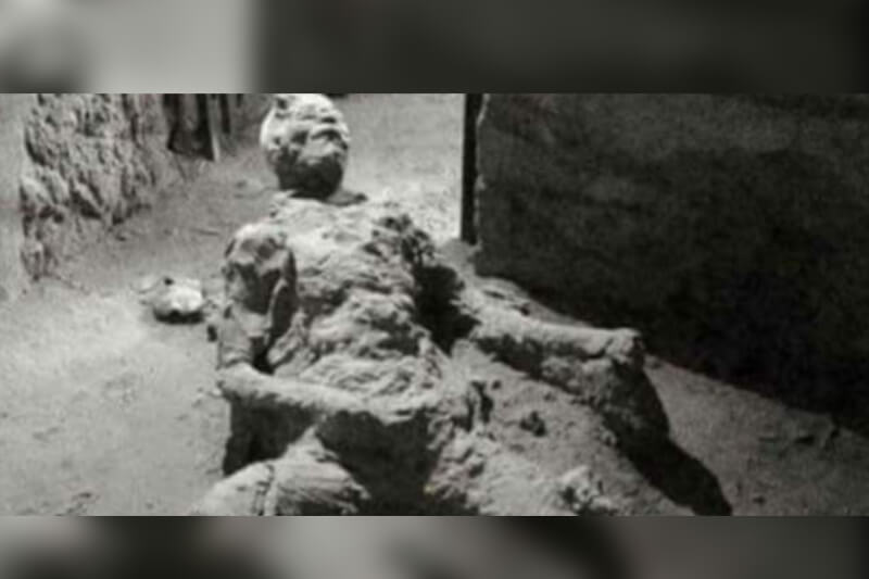 Pompei, un uomo si masturbava durante l’eruzione? L’immagine è virale
